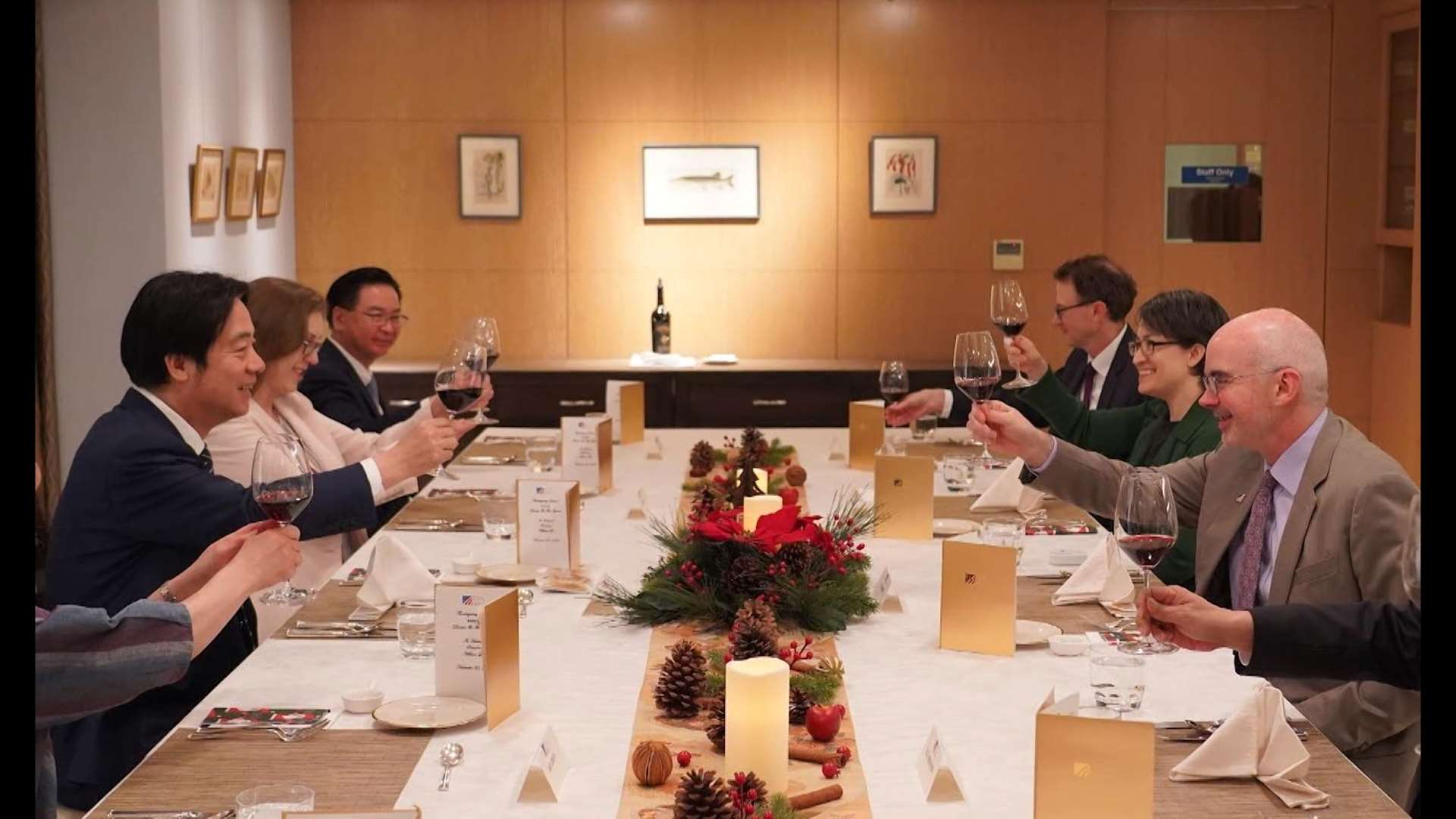 アメリカの対台湾窓口機関「アメリカ在台協会（AIT）」は、頼清德・総統と蕭美琴・副総統が、AITのレイモンド・グリーン(Raymond Greene)所長と会食する様子を収めた写真を公開した。（写真：Rti）