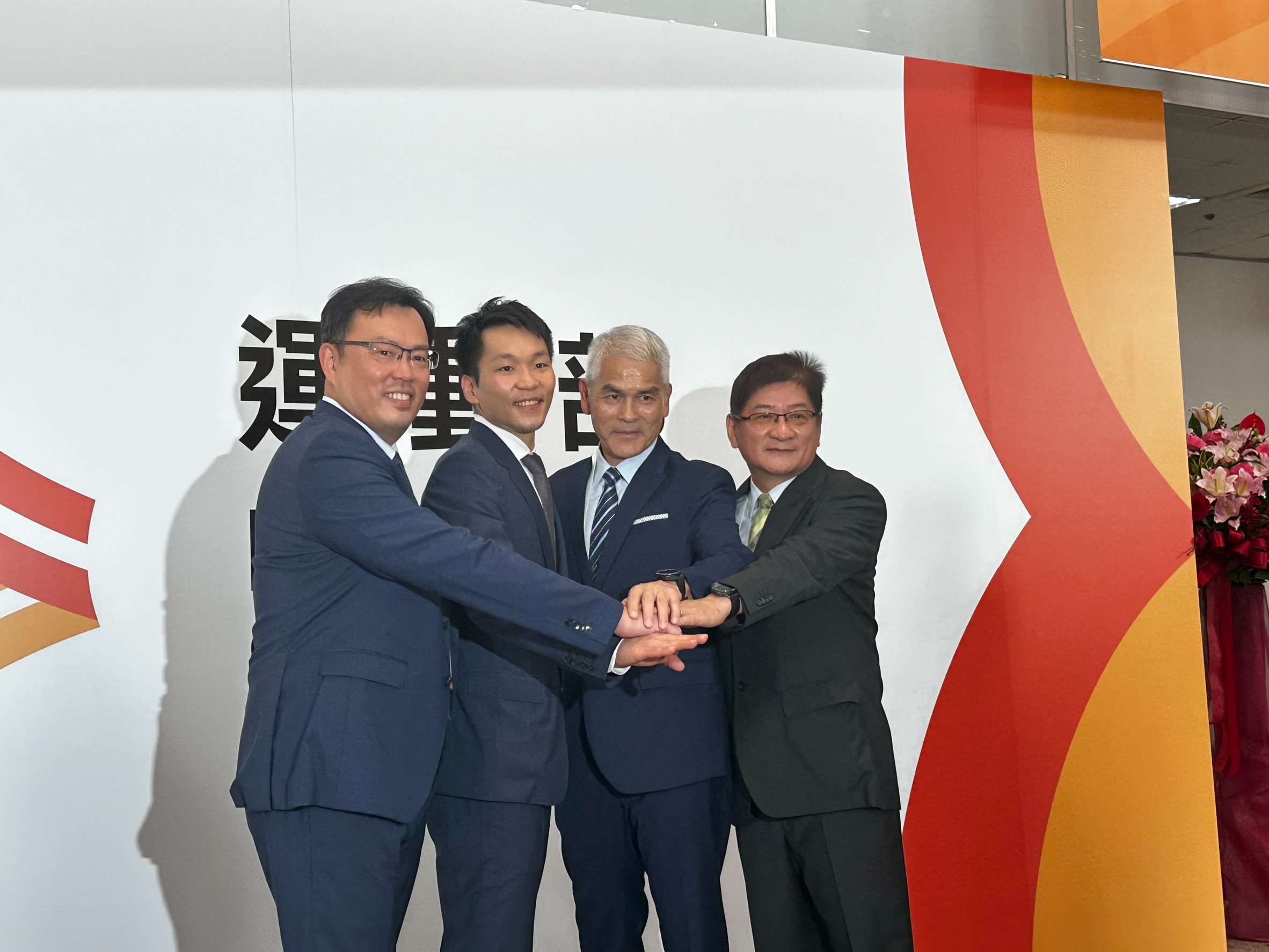 2025年台湾スポーツ十大ニュースの6位が「運動部の初代部長に李洋氏が就任」だった。男子ダブルスにおいて台湾を代表する選手で、王齊麟選手と組み、東京オリンピック、パリオリンピックと連覇を果たした李洋氏(左から2人目)は、政府がスポーツへの重視、そして改革を推進する為に立ち上げた官庁、運動部(スポーツ庁)の初代部長(大臣に相当)に就任した。李洋氏は十大アスリートの8位にも入った。(写真：Rti)