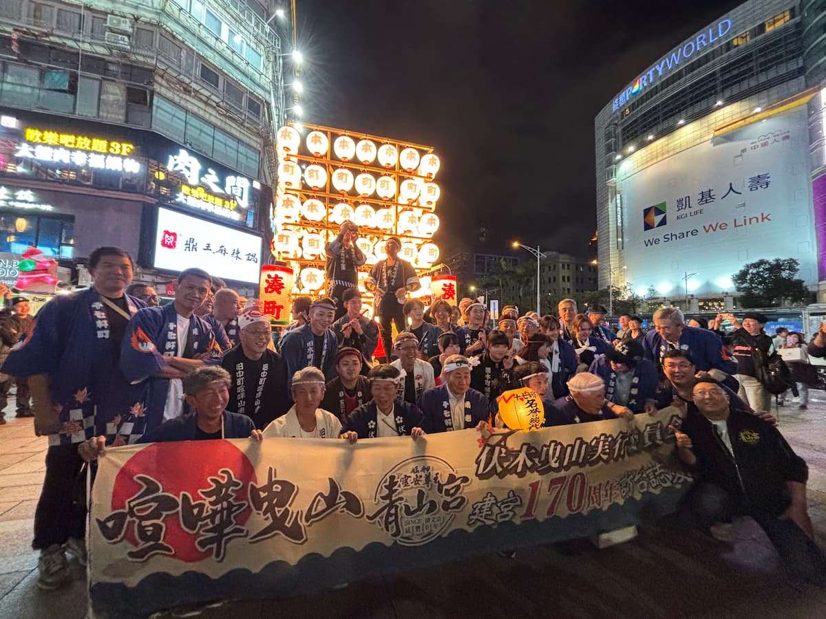 スタート地点でスタンバイする伏木曳山祭メンバーのみなさん