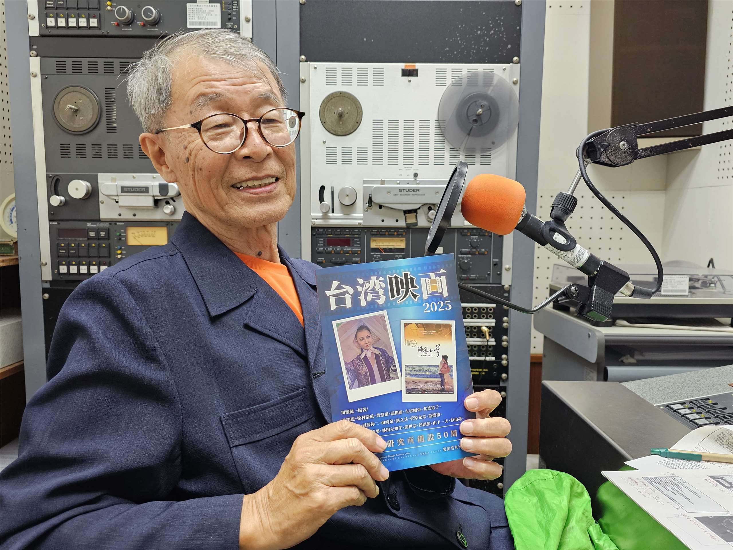 台湾映画史研究家の川瀬健一さんと雑誌「台湾映画 2025」。（写真：王淑卿）