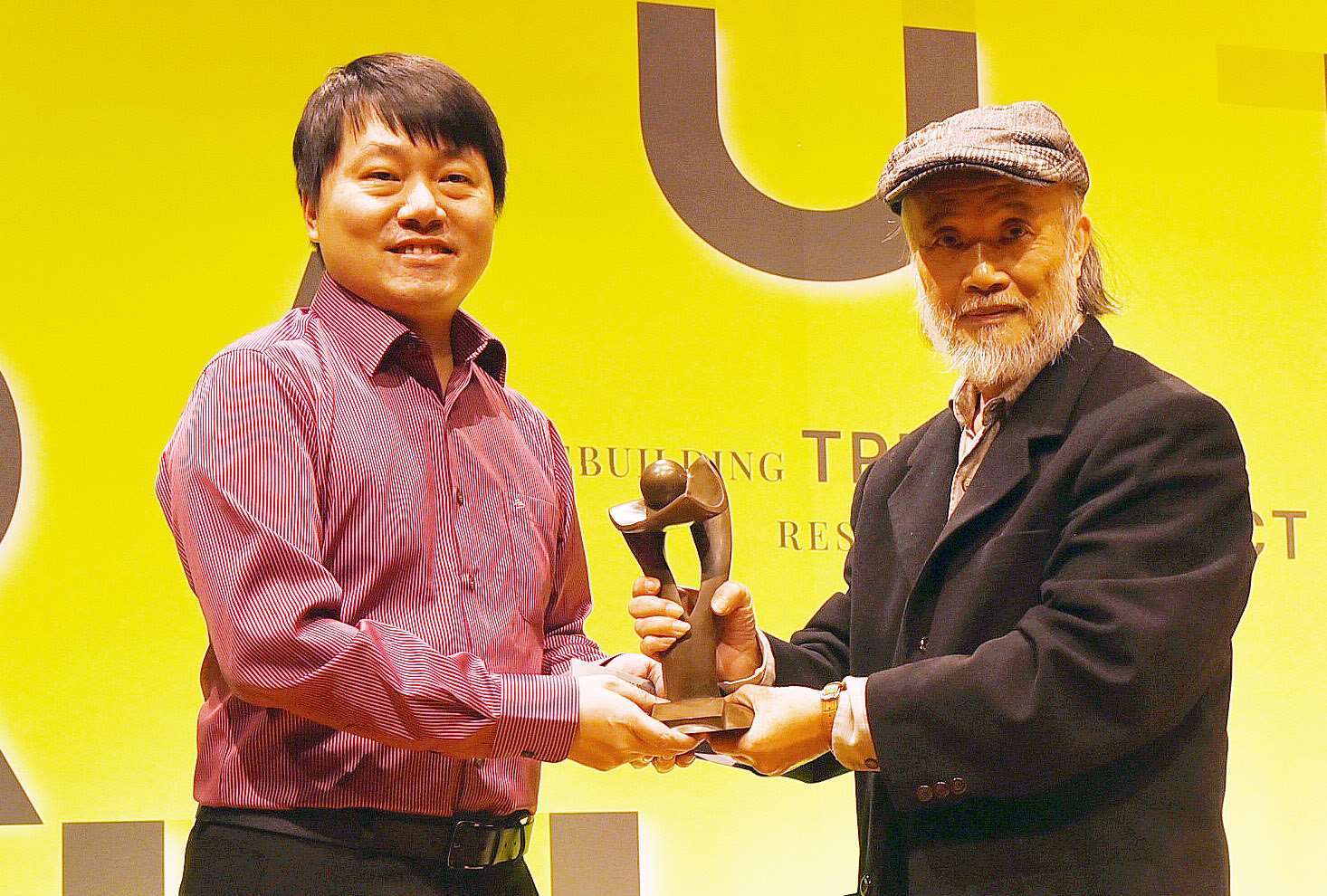 第24回卓越新聞賞の授賞式が18日に行われ、台湾国際放送の運営母体である中央廣播電臺（中央放送局）の記者・陳國維さん（左）が制作した《「香港媽媽」逾期居留 在台8年的喜與悲》（香港ママ、在留期限超過で台湾に8年──喜びと悲しみ）が、ラジオ放送およびインターネットネット（音声）部門のラジオニュース賞を受賞しました。（写真：Rti江麗華）