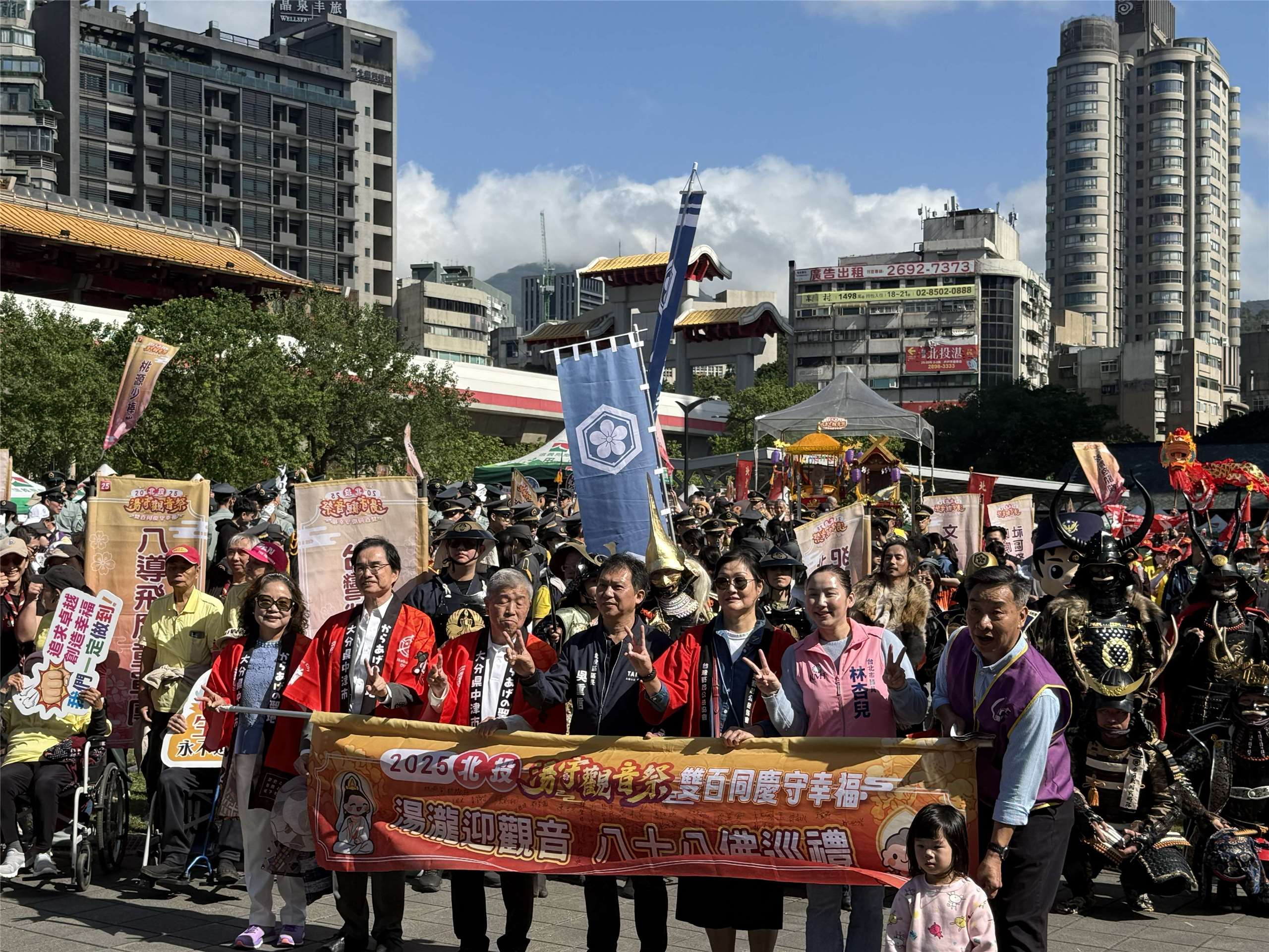 日本の大分県中津市参与の滝口定義氏、産業経済部観光課の佐藤健課長が公式代表団を率い、海を越えて参加になりました。（写真：呂学臨）