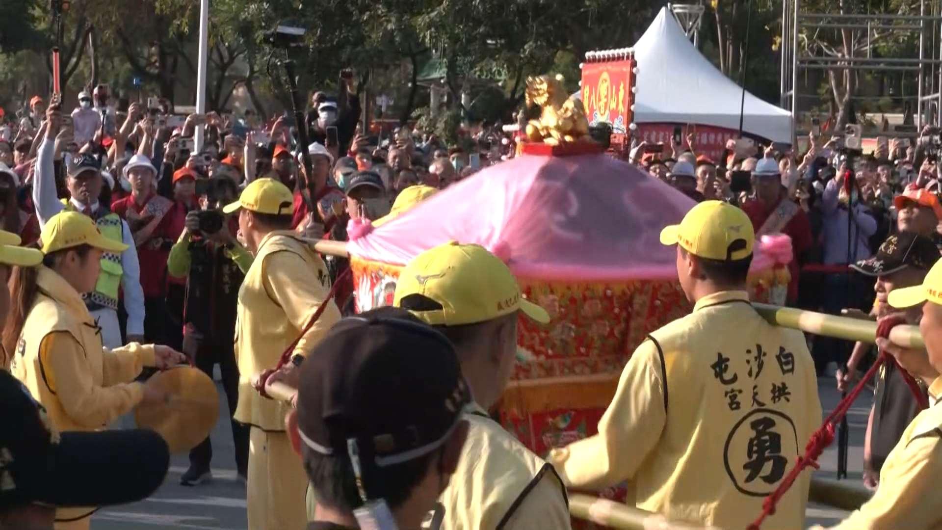 「白沙屯拱天宮」の媽祖が、6日午前に南部・高雄市の岡山寿天宮に到着し、高雄の三山媽祖と合流した。（写真：Rti）