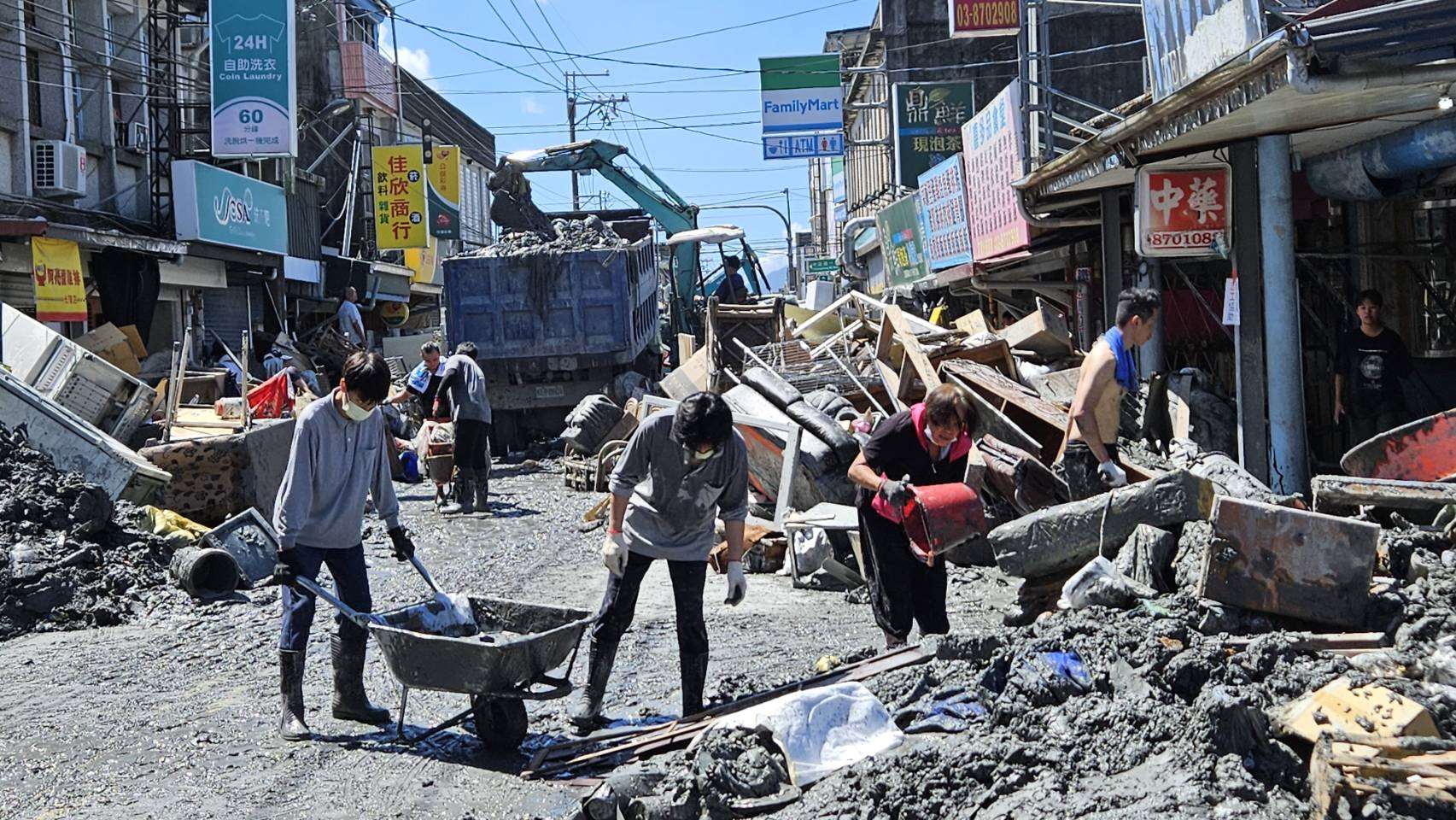 9月、台風18号の通過後、東部の花蓮県光復郷の馬太鞍（ファタアン）渓の堰止湖が決壊、氾濫し、19名の方が亡くなる災害が発生した。中華民国国軍や被災者の方々だけではなかなか復旧活動が進まない中、スコップを手にしたボランティア、通称「スコップヒーロー(鏟子超人)」が花蓮光復にかけつけ作業を手伝った。その貢献の大きさだけでなく、改めて台湾の人々の団結力を感じさせる美談となった。(写真：Rti)