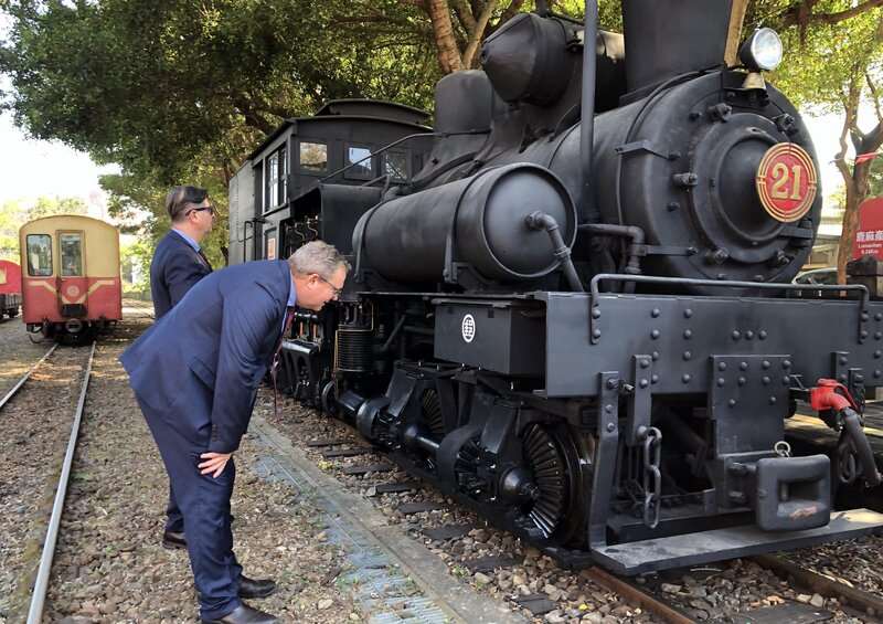 台湾中南部・嘉義にある登山鉄道、阿里山森林鉄道とオーストラリアのジグザグ鉄道は、ともに「之字形（ジグザグ）」ルートで知られる百年以上の歴史を持つ鉄道です。双方は9日、嘉義市で姉妹鉄道協定を締結し、蒸気機関車の修復に優れたオーストラリア側の技術協力を得て、来年には台湾の蒸気機関車21号（SL-21）を山間部の鉄道で再び走らせたい考えです。（写真：CNA）