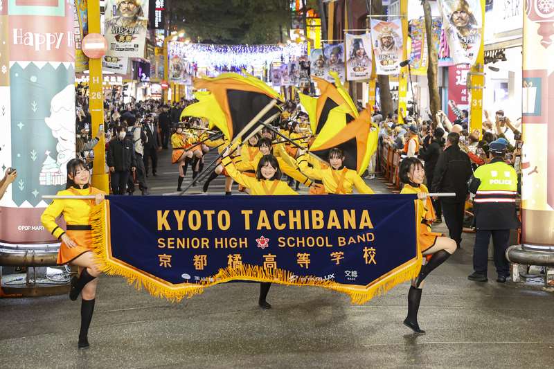 オレンジの悪魔」と「エメラルドナイツ」 台湾で初めて“街頭で夢の共演