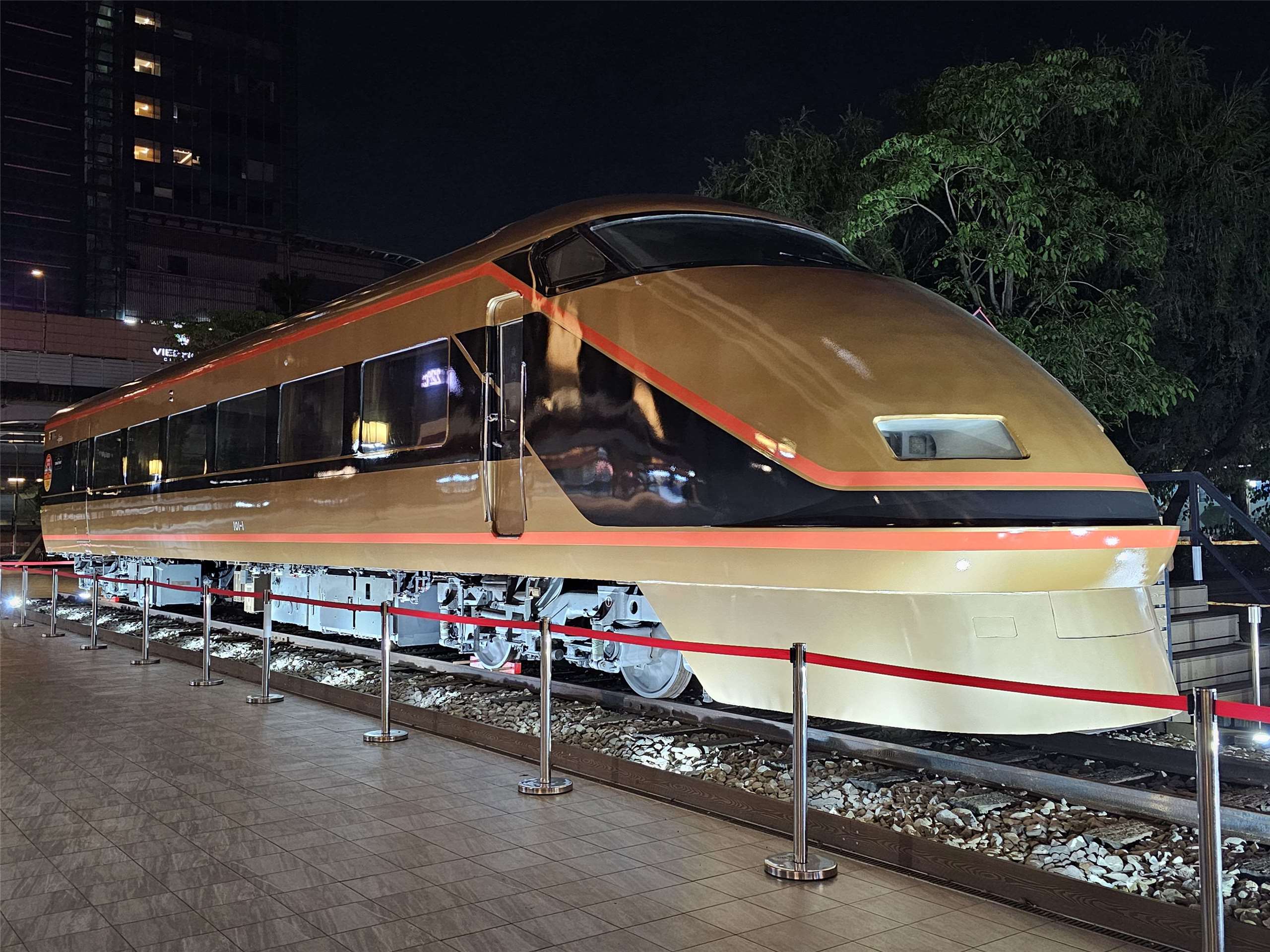 北部・台北市にある在来線・台湾鉄道台北駅の東一門付近で展示されている東武鉄道の特急車「日光詣スペーシア」の先頭車。（写真：王淑卿）