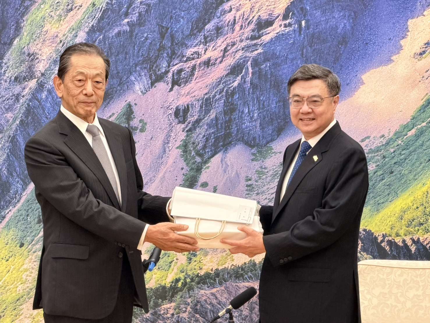 卓栄泰・行政院長（右）は5日、日本台湾交流協会の隅修三会長率いる一行の表敬訪問を受けた。（写真：Rti）