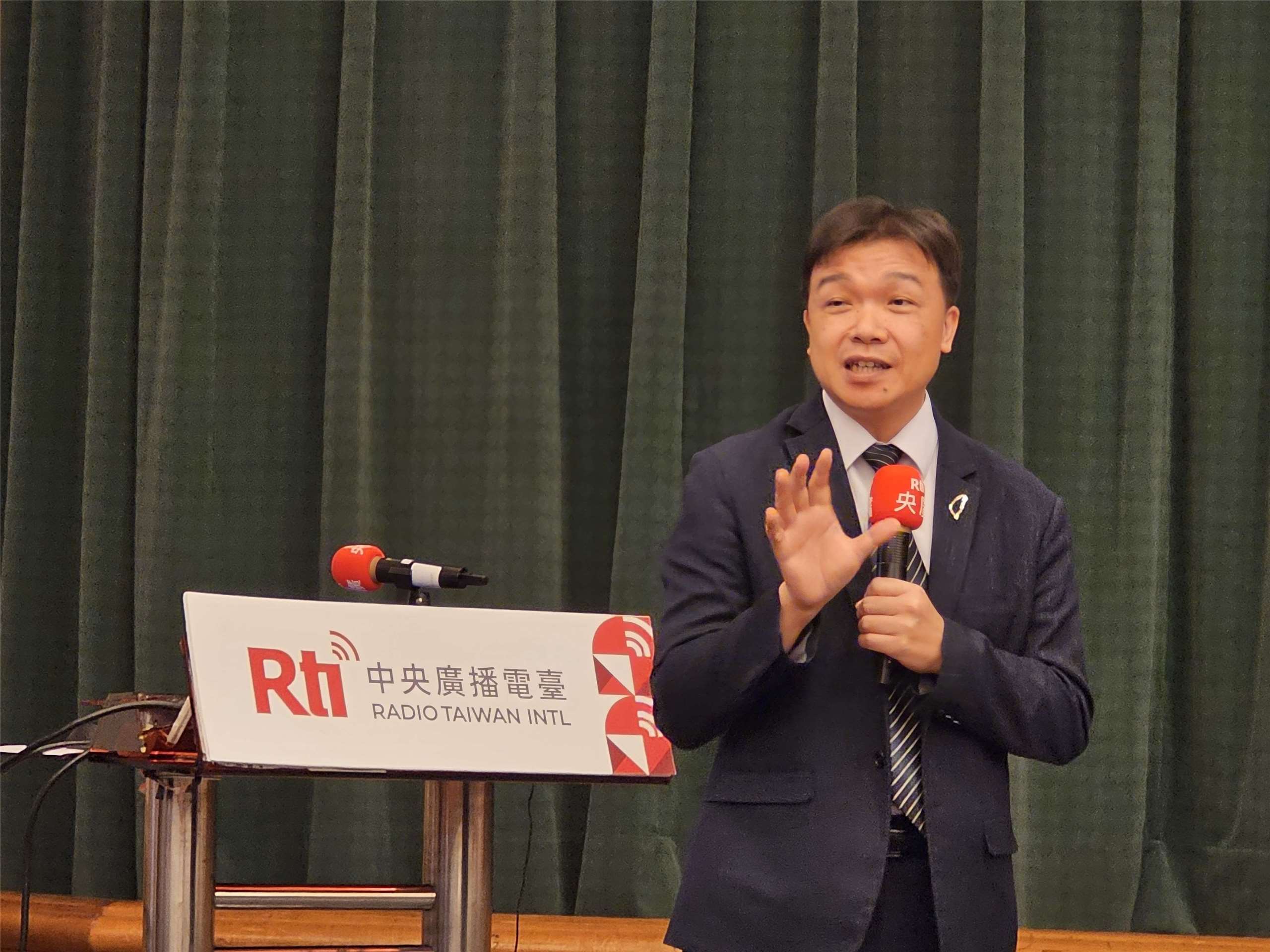 台湾国際放送の運営母体である中央放送局（略称：Rti）は29日、「美中經濟識讀座談會（米中経済リテラシー座談会）」を開催しました。会議では、台湾の対中国政策を担う、大陸委員会（略称：陸委会）の沈有忠・副主任委員が「中国リテラシー（中国を読み解く）」ことの重要性を説明しました。（写真：Rti王淑卿）