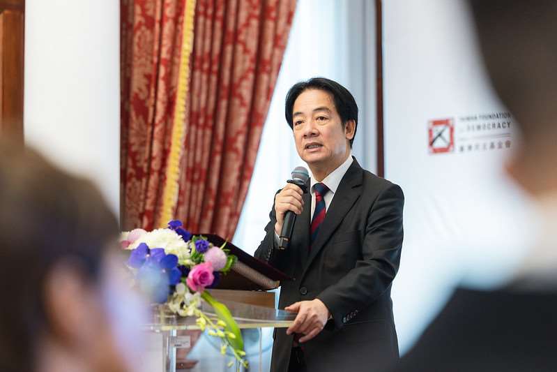 頼清徳・総統が10日午前、第20回「アジア民主人権奨（＝賞）」の授賞式に出席する前に記者団の質問に答え、韓国の電子入国申告書（E-Arrival Card）が台湾を不適切に「中国・台湾（CHINA TAIWAN）」と表示している問題について、台湾と韓国は民間交流が盛んに行われており、経済・貿易面の往来も多いことから、双方は友好関係を維持し、あらゆる面で協力を進め、両国の幸福につなげていくよう期待を示しました。（写真：総統府）