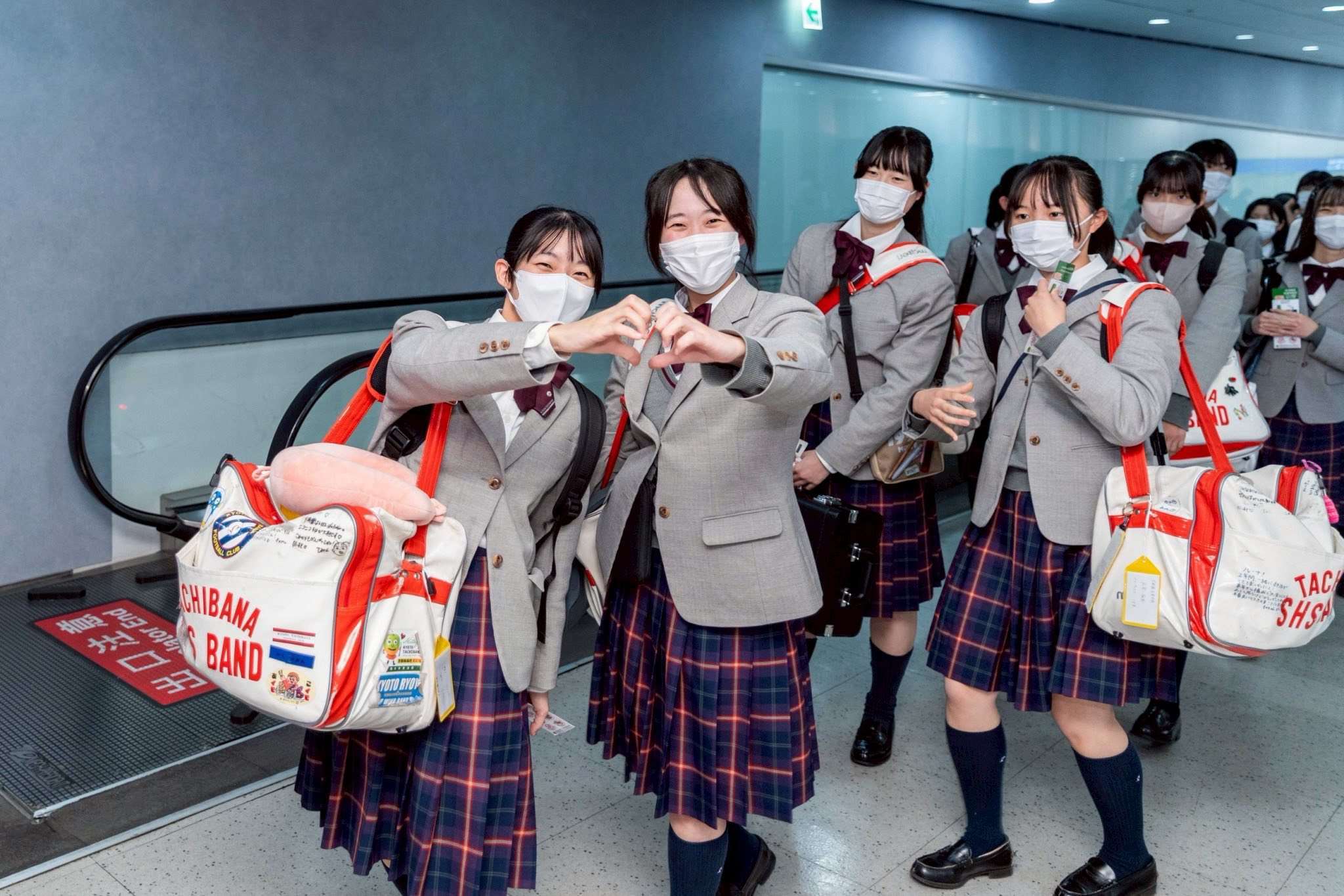 オレンジの悪魔」が桃園空港に到着 夜には西門町でパレード演奏を