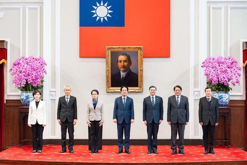 「財政収支区分法」をめぐる論争や年金改革への反対、さらに来年度の総予算案がいまだ審議に入っていないなど、多くの課題に直面する中、頼清徳・総統は15日、行政院（内閣）、立法院（国会）、考試院（公務員の人事を管轄する国家機関。日本の人事院に相当）の三院の院長を招き、「国政茶話会」を開催しました。頼・総統は茶話会の後、ビデオ談話を発表し、現在の憲政および国政が直面するリスクについて国民に説明しました。（写真：総統府）