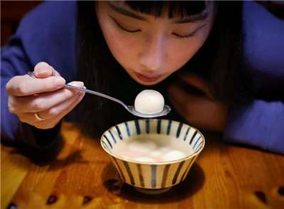 冬至は、一年のうち北半球で最も昼が短い日です。台湾では古くから、冬至には「湯圓（タンユエン）」を食べる習慣があります。家族そろって無事に冬を越し、1年が円満に過ごせるようにという願いが込められています。（写真：CNA)