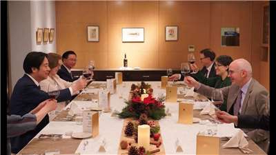 アメリカの対台湾窓口機関「アメリカ在台協会（AIT）」は、頼清德・総統と蕭美琴・副総統が、AITのレイモンド・グリーン(Raymond Greene)所長と会食する様子を収めた写真を公開した。（写真：Rti）