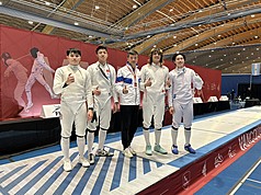 カナダのバンクーバーで現地時間12月4日から7日まで開催されたフェンシング、エペのワールドカップで、台湾の男子団体チームは初戦、ベネズエラに43対41で勝利すると、2回戦でも45対40でウクライナに勝利し、ベスト8に進出。迎えた準々決勝では、大会第1シードの日本相手に主導権を握り45対40で撃破、ワールドカップで初のベスト4進出を果たした。残念ながら準決勝で、優勝したスイスに32対45で敗れ、表彰台はならなかったが、ワールドカップで4強入りは初。チームを率いた頼明助コーチは「台湾のフェンシング史に新たな1ページを刻んだ」と喜んだ。（写真：頼明助コーチ提供、CNA）