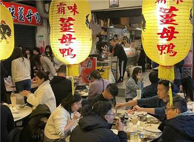 冬季限定「薑母鴨」店の賑わい（写真：中央社）