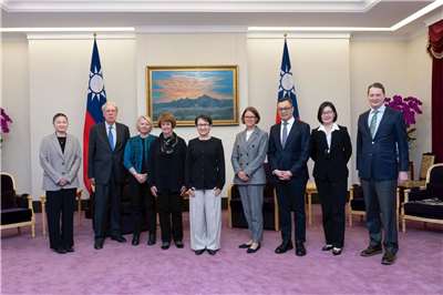 蕭美琴・副総統は8日、1974年に設立されたアメリカのシンクタンク「全米外交政策委員会（NCAFP）」の訪問団一行の表敬訪問を受け、一行が台湾への関心、および各方面の対話、交流の促進に長年取り組んできたことに謝意を示しました。（写真：総統府提供）