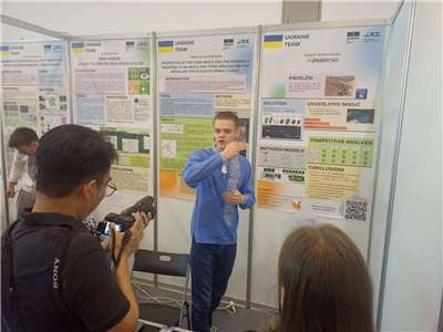 ウクライナの高校生15人が4日から6日にかけて台湾を訪れ、「高雄国際発明設計展示会2025（KIDE）」に参加。戦争の影響を受けながらも創意工夫を重ね、結果見事に19個のメダルを獲得した。（写真：Rti）