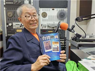 台湾映画史研究家の川瀬健一さんと雑誌「台湾映画 2025」。（写真：王淑卿）