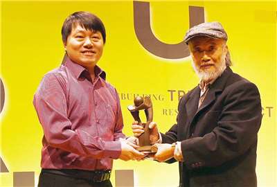 第24回卓越新聞賞の授賞式が18日に行われ、台湾国際放送の運営母体である中央廣播電臺（中央放送局）の記者・陳國維さん（左）が制作した《「香港媽媽」逾期居留 在台8年的喜與悲》（香港ママ、在留期限超過で台湾に8年──喜びと悲しみ）が、ラジオ放送およびインターネットネット（音声）部門のラジオニュース賞を受賞しました。（写真：Rti江麗華）