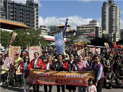 日本の大分県中津市参与の滝口定義氏、産業経済部観光課の佐藤健課長が公式代表団を率い、海を越えて参加になりました。（写真：呂学臨）