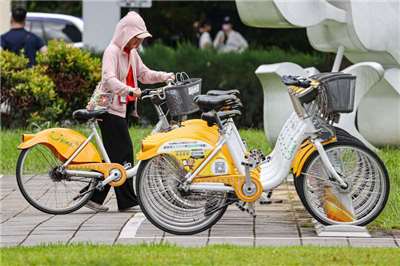 北部・台北市、新北市、桃園市は、来年（2026年）元日から、台湾で普及しているシェアサイクルサービス、YouBikeの「友愛接力（友愛リレー）」計画を試行します。満車で自転車を返せない自転車ポートで借りたり、逆に無車状態の自転車ポートに返却したりした場合、利用者に5元（約25日本円）の騎乗券を与える制度で、混雑時間帯の車両調整を改善する狙いがあります。（写真：CNA）