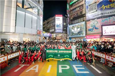 「オレンジの悪魔」の呼び名で知られる日本の京都橘高校吹奏楽部と「エメラルドナイツ」の愛称を持つ東京農業大学第二高校吹奏楽部、そして台湾の莊敬高等職業学校の吹奏楽とカラーガード部が18日夜、台北市の原宿と呼ばれる「西門町」で初めて三校そろってパフォーマンスを行いました。（写真：中華文化総会提供）