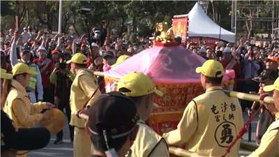 「白沙屯拱天宮」の媽祖が、6日午前に南部・高雄市の岡山寿天宮に到着し、高雄の三山媽祖と合流した。（写真：Rti）