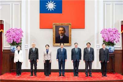 「財政収支区分法」をめぐる論争や年金改革への反対、さらに来年度の総予算案がいまだ審議に入っていないなど、多くの課題に直面する中、頼清徳・総統は15日、行政院（内閣）、立法院（国会）、考試院（公務員の人事を管轄する国家機関。日本の人事院に相当）の三院の院長を招き、「国政茶話会」を開催しました。頼・総統は茶話会の後、ビデオ談話を発表し、現在の憲政および国政が直面するリスクについて国民に説明しました。（写真：総統府）