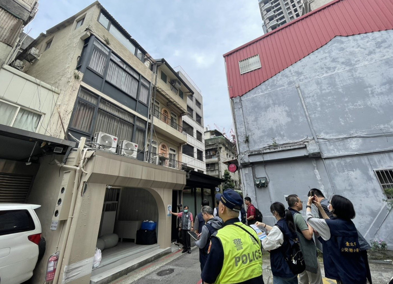 台湾では、ホテルに比べリーズナブルな「民宿」の人気が高まっており、軒数も増加中だ。一方、日本の「民泊」にあたる宿泊施設も増えているが、認可を受けていない非合法の施設も少なくない。行政も積極的に対策を行っており、台北市では6月末までに延べ192回摘発している。（写真：台北市観光伝播局提供、CNA）