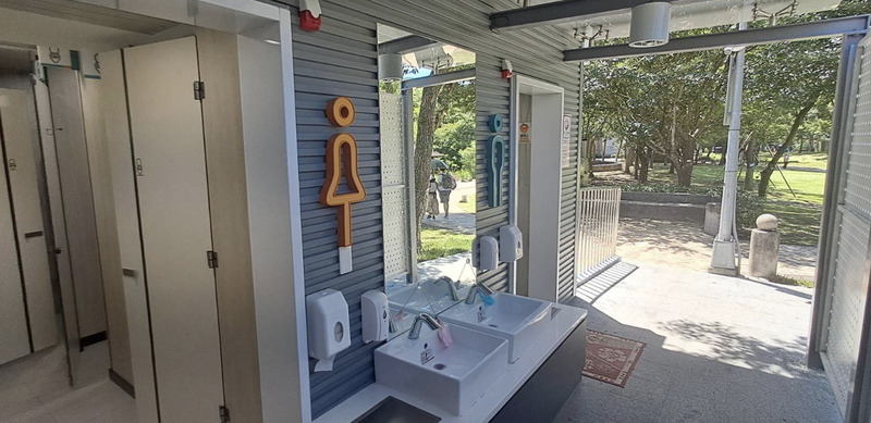 台北市では「公共トイレ2.0」と呼ばれる公共トイレ改善計画を推進している。文山区の興隆公園の公共トイレはこの程、明るく洒落た雰囲気に生まれ変わった。(写真：台北市公園処提供、CNA)