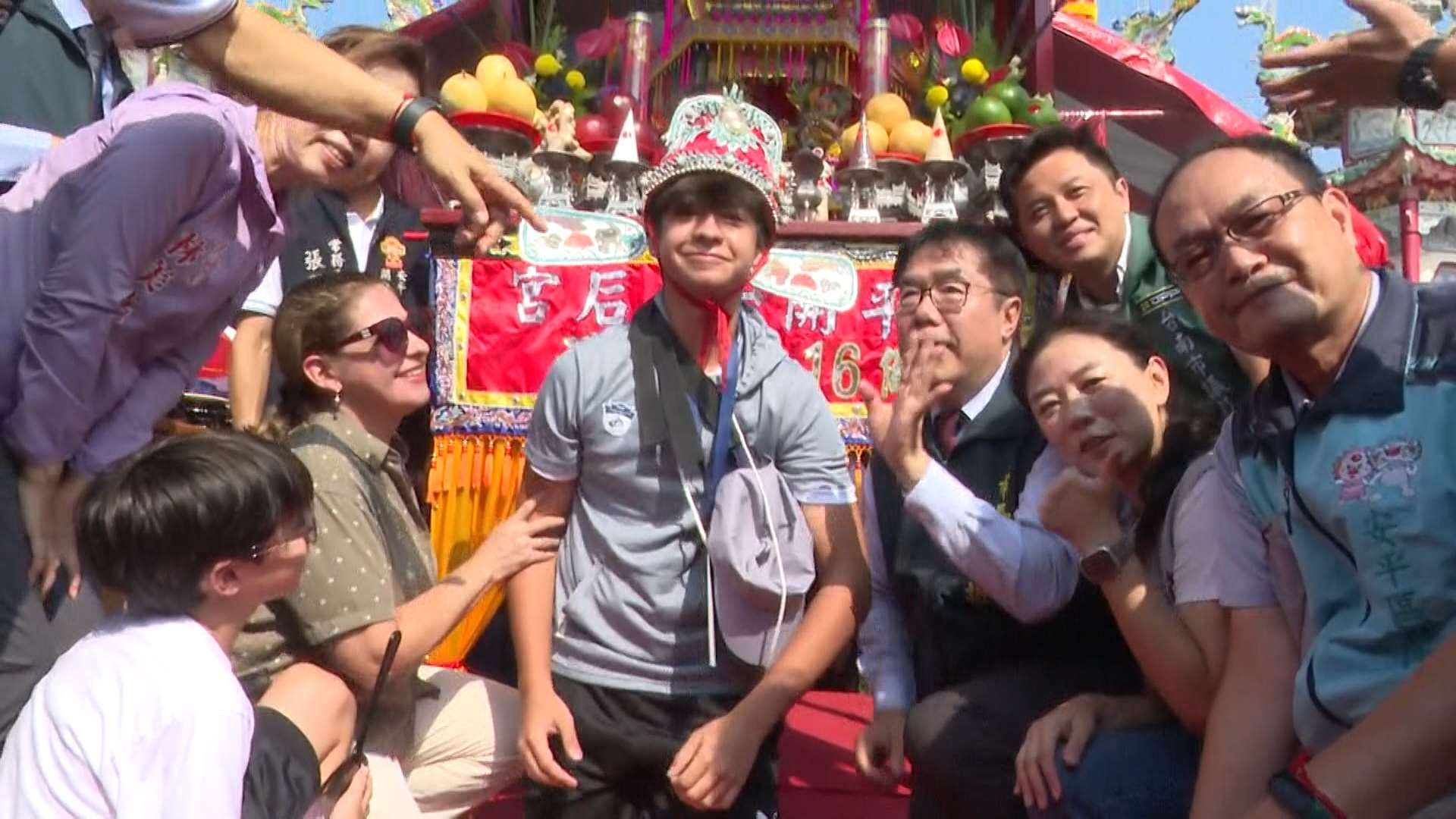 台湾南部・台南市安平区にある開台天后宮で16歳を対象とした台南の伝統行事、「做十六歲（16歳の成人式）」が行われ、中華民国台湾の南米の国交樹立国であるパラグアイの在中華民国（台湾）大使館の公使の子息も体験した。（写真：Rti）