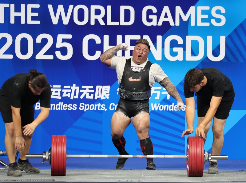 ワールドゲームズ中国成都大会で17日に行われたウェイトリフティングで、台湾の怪力男、楊森選手はスクワット、ベンチプレス、デッドリフトあわせて1118.5キロをマークし、悲願の金メダルを獲得した。この日、スクワットでは453.5キロをマークし、自身の世界新記録も更新した。（写真：中華民国オリンピック協会提供、CNA）
