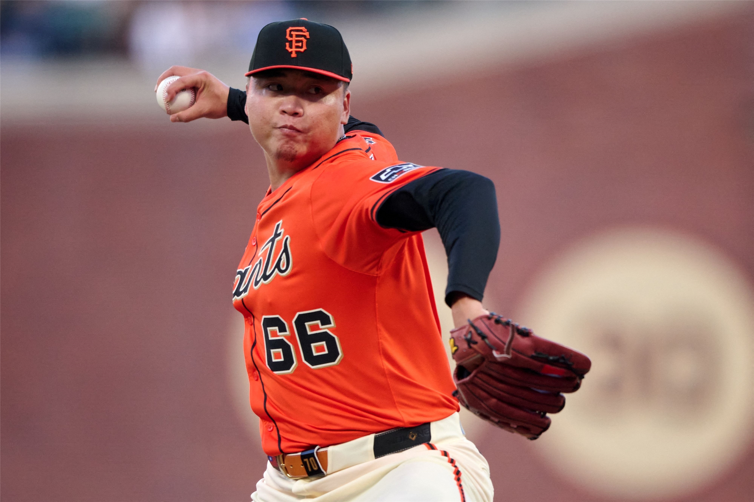 8月初旬、自身二度目となるメジャー昇格を果たしたサンフランシスコ・ジャイアンツの台湾人右腕、鄧愷威投手は台湾時間の9日、本拠地オラクル・パークで開催された、ワシントン・ナショナルズ戦に、2-0でリードした2回表から二番手として登板、6回までの5イニングを被安打3、4奪三振、与四球1、無失点と好投、嬉しいメジャー初勝利を挙げた。(写真：ロイター社/達志影像)