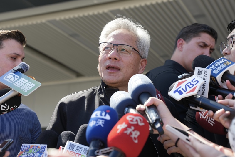 アメリカの半導体大手NVIDIAのジェンスン・フアンCEOが22日、台湾を訪問。TSMCへの感謝の意を表するとともに中国向けAIチップの更なる開発はアメリカ政府の判断によると述べた。（写真：CNA）
