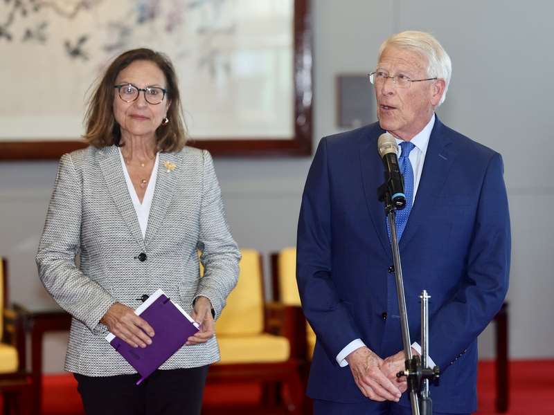 アメリカ上院軍事委員会のロジャー・ウィッカー委員長（右）と共和党のデブ・フィッシャー上院議員（左）が29日、台湾に到着し、賴清徳・総統が表敬訪問を受けた。
（写真：Rti）