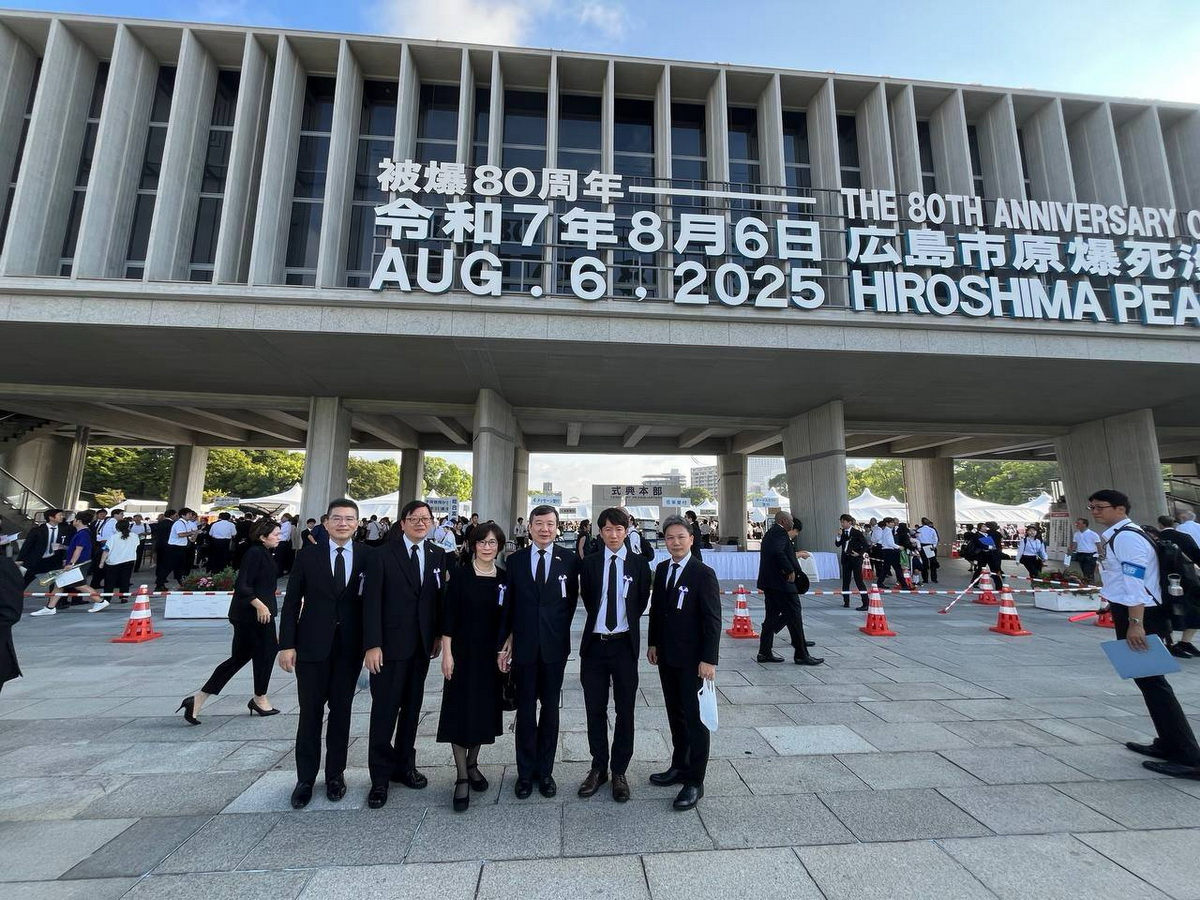 台湾の在日大使館に相当する台北駐日経済文化代表処の李逸洋・駐日代表夫妻（大使、右から3人目と左から3人目）と台北駐大阪経済文化弁事処の洪英傑・処長（左から2人目）が6日、日本の広島市で開催された「平和記念式典」に台湾を代表して初めて出席しました。（外交部提供）