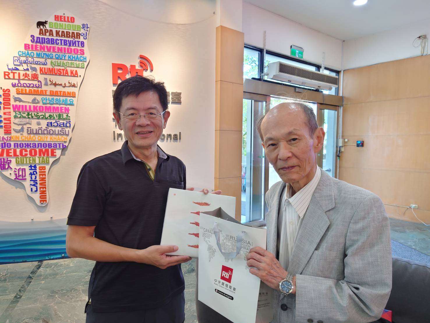 台湾国際放送の前身である「自由中国の声」を12歳から聞いている大ベテランリスナーで放送研究家でもある山田充郎様（右）が8月29日、台湾国際放送を訪問。総局長の張瑞昌氏（左）から記念品が贈呈されました。（写真：Rti）
