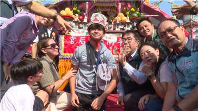 台湾南部・台南市安平区にある開台天后宮で16歳を対象とした台南の伝統行事、「做十六歲（16歳の成人式）」が行われ、中華民国台湾の南米の国交樹立国であるパラグアイの在中華民国（台湾）大使館の公使の子息も体験した。（写真：Rti）