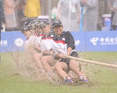 ワールドゲームズ屋外つなひき、女子500キロ級で、台湾の女子団体チームは雨が降り足場が悪い中、7連勝、1セットも落とさぬ圧倒的な強さをみせ、大会6連覇を果たした。（写真：中華民国オリンピック協会提供、CNA）