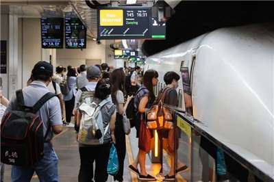 台湾新幹線こと、台湾高速鉄道は、史上最長となる18日間の大規模な輸送体制を実施します。対象となるのは、9月26日から10月13日までで、教師の日（9/28）、中秋節(10/6)、さらに建国記念日の双十国慶節（10/10）を含む三つの大型連休をまたぐ期間です。（写真：CNA）