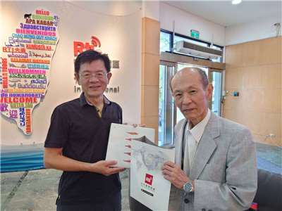 台湾国際放送の前身である「自由中国の声」を12歳から聞いている大ベテランリスナーで放送研究家でもある山田充郎様（右）が8月29日、台湾国際放送を訪問。総局長の張瑞昌氏（左）から記念品が贈呈されました。（写真：Rti）