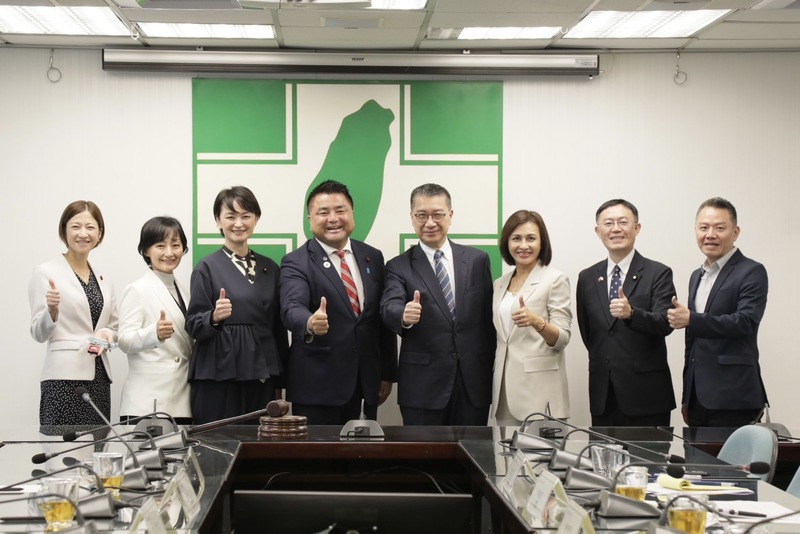 与党・民進党は9月9日、日本の野党、立憲民主党の衆議院議員4名からなる訪問団の表敬訪問を受けた。立憲民主党の訪問団は、台湾の女性議員の比率の高さを称賛した。これに対し、民進党の徐國勇・秘書長は、台湾政界の女性の活躍は目覚ましく、過去10年、女性総統であった蔡英文・総統と、現在の頼清徳・総統のもと、台湾の1人あたりのGDPは、日本、韓国を上回ったと指摘、法曹界においても若い世代の裁判官、検察官はほぼ半数が女性だと紹介した。(写真：民進党提供）