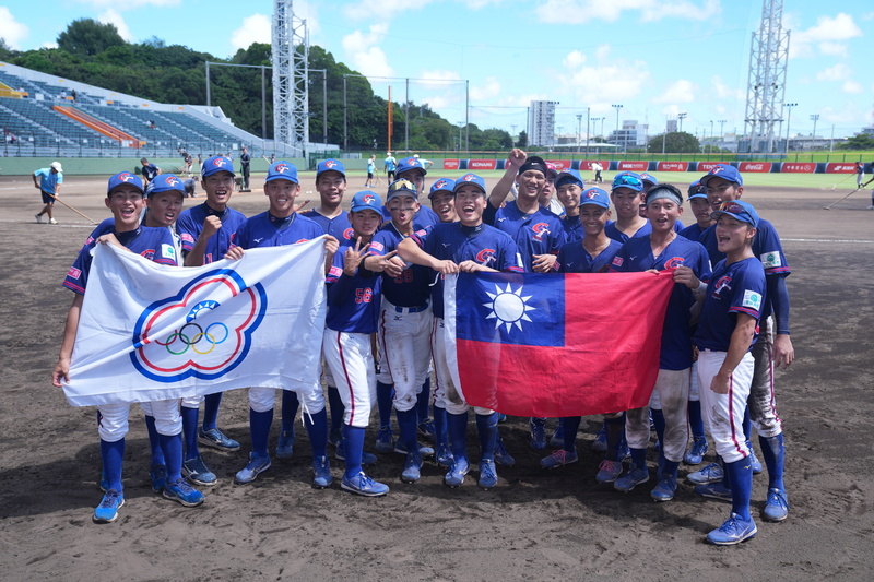 台湾代表は14日、苦しみながら勝ち上がった3位決定戦で、スーパーラウンドではミスから1-8で大敗した韓国に3-2で辛勝、3位となった。今大会の台湾代表は「超高校級」の選手は限られ、ファンからは厳しい声も飛んだが、大きなプレッシャーの中、先輩が後輩をもり立て、一丸となって全力を尽くした。(写真：CNA)