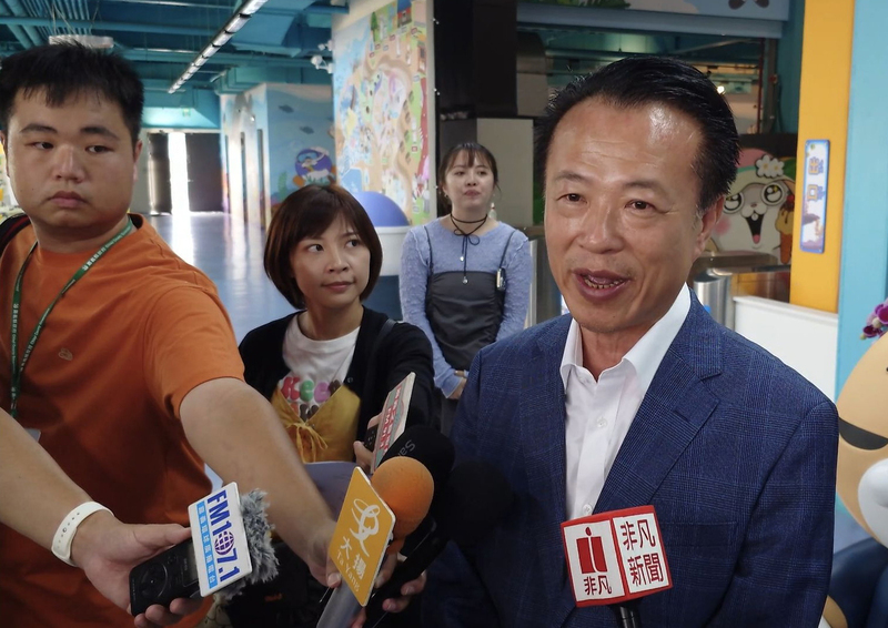 直轄市6都市以外の16県市でトップに輝いたのは与党、民進党籍、南部嘉義県の翁章梁・県長(右)で、83.3点を獲得した。伝統的な農業県であった嘉義県の産業のモデルチェンジを図り、生活環境の改善に加え、就業機会を増加させている翁・嘉義県長は高い評価を受け、連覇を果たした。(写真：資料写真、CNA)