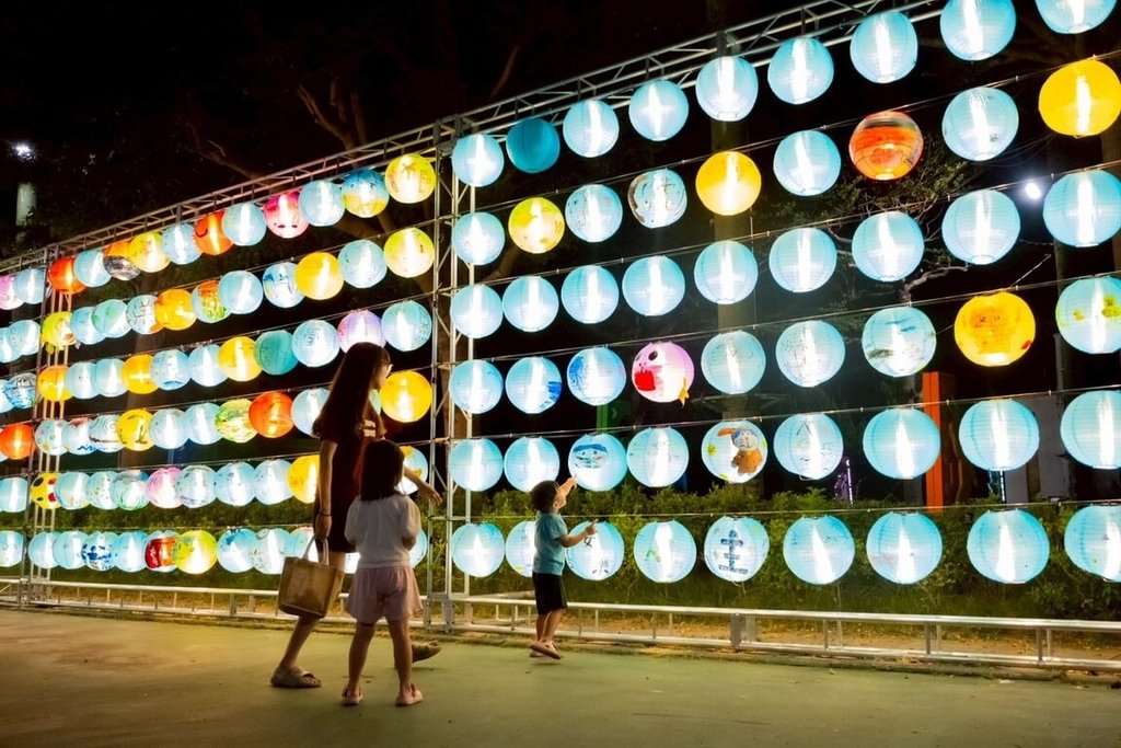 苗栗県苑裡の「鬼門關夜市（鬼門が閉じる前日の夜市）」にあわせて登場した提灯。（写真：苑裡鎮公所提供／CNA）