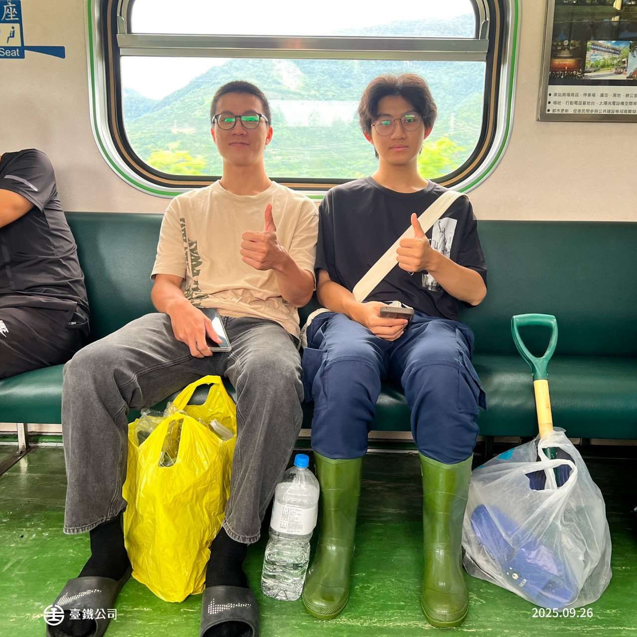 スコップを手に、真っ先に駆けつけた「鏟子超人（スコップヒーロー）」（写真：台湾鉄道のFBより）