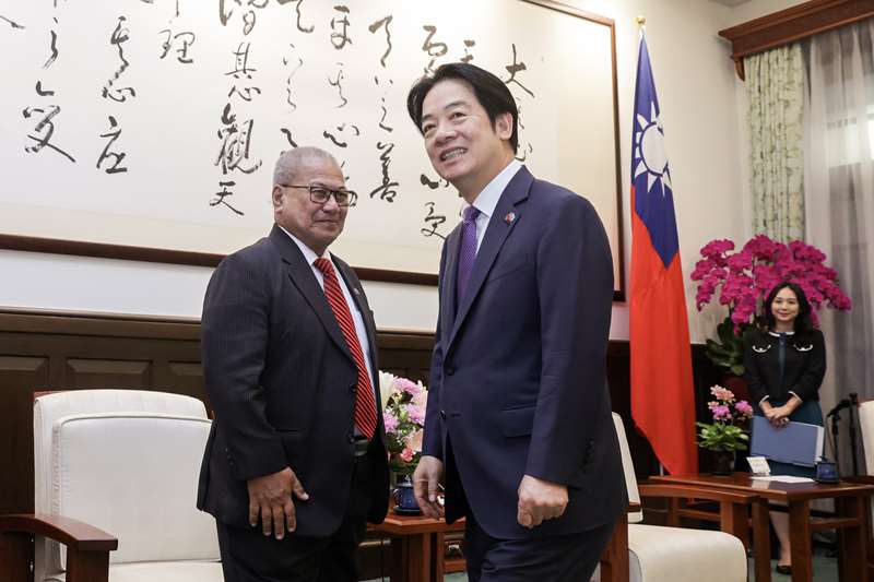 頼清徳総統（右）は2日午後、総統府でツバルのイタレリ（Iakoba Italeli）国会議長（左）ら訪問団一行の表敬訪問を受けた。（写真：Rti）