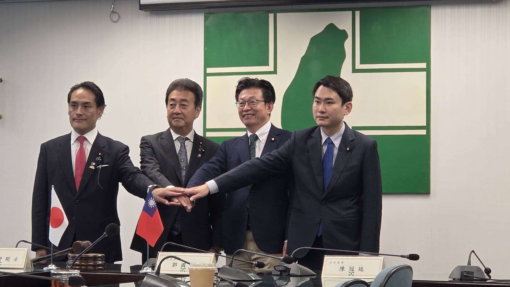 台湾の与党・民進党と日本の与党・自民党が3日、「外務・防衛2プラス2」と銘打った外交、防衛担当議員の会合を行いました。左から自民党の岩田和親衆議、星野剛士衆議、民進党の郭国文・立法委員（国会議員）と陳冠廷・立法委員。（写真：Rti劉玉秋）