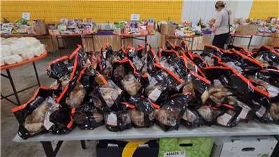 台湾中部‧彰化県鹿港鎮にある地蔵王廟が、大量の鶏もも肉を供えて話題になっている。（写真：RTI）